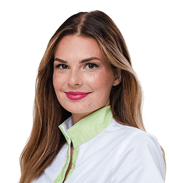 Žena s dlhými vlasmi v bielej košeli.