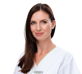 Žena v bielom lekárskom plášti.