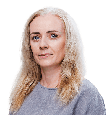 Žena s dlhými svetlými vlasmi.