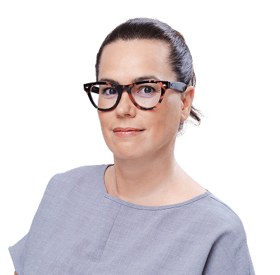 Žena s okuliarmi, šedý top