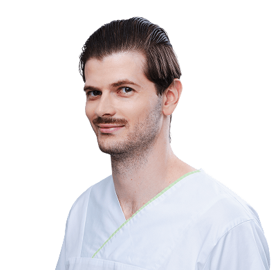 Muž v bielom lekárskom plášti.