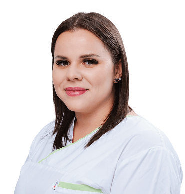 Žena v bielom lekárskom plášti.