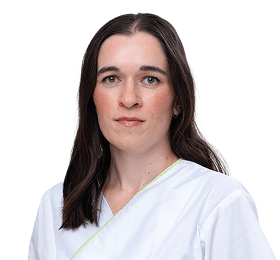 Žena v bielom plášti.