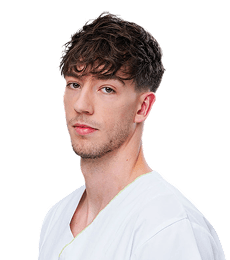 Muž v bielom oblečení.