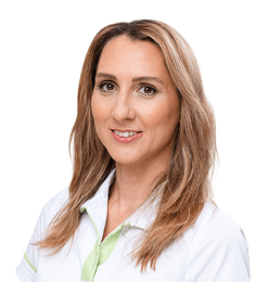 Žena v bielej uniforme.