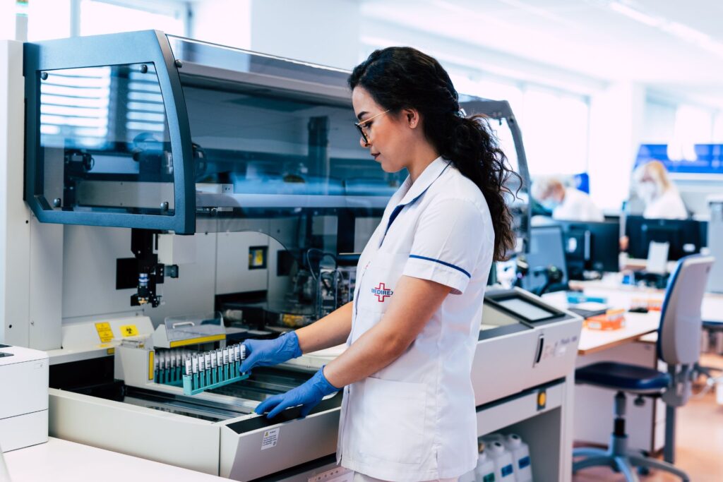 Laboratórna práca s vzorkami.