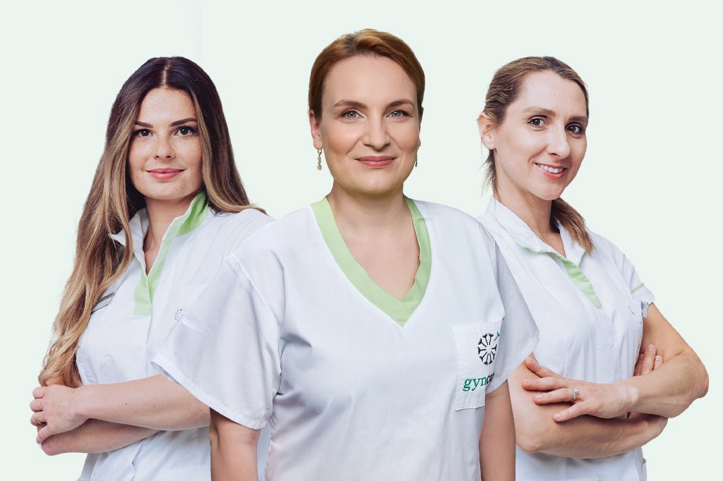 Tri ženy v bielych uniformách.