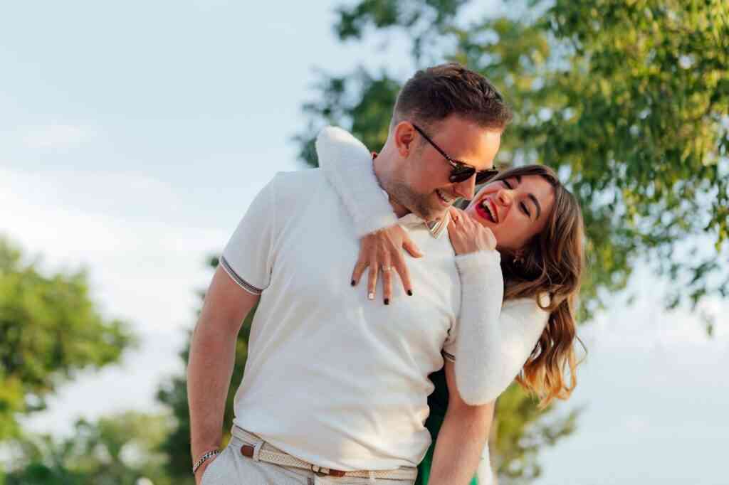 Különleges ajánlat 2 Pár v prírode, romantický moment.